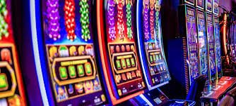 Seorang pemain menggunakan smartphone untuk mengakses platform sports dan casino online